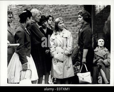 Sett. 08, 1960 - ragazza percussori sul dovere di picchetto. 18 anni di Linda James, di trasporto e di Unione generale dei lavoratori, Londra è il più belle shop steward, e colpire il leader del 12 ragazza macchinisti da una fabbrica di metallo in Kennington, Londra, che camminava per il martedì dopo una domanda per una 42 ore alla settimana era stata rifiutata. Questa mattina le ragazze erano sul dovere di picchetto vicino alla fabbrica. La foto mostra: Linda James, sulla destra tenendo handbag - parlando con la ragazza riscontri al di fuori della fabbrica di oggi. Foto Stock