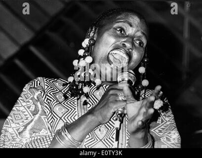 Il cantante Miriam Makeba eseguendo in scena a Londra Foto Stock