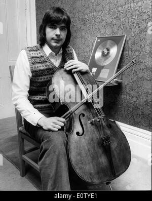 Musicista Julian Lloyd Webber a giocare il suo violoncello Foto Stock