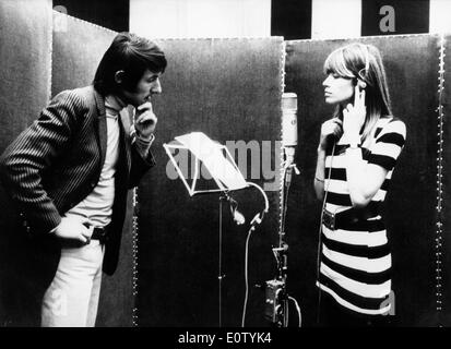 Il cantante Françoise Hardy in studio di registrazione Foto Stock