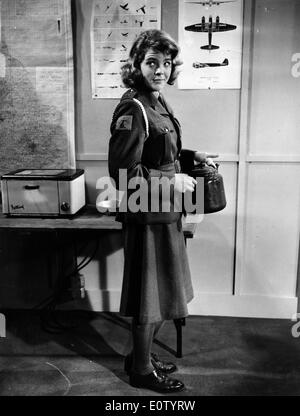 Nuotatore Judy Grinham in piedi in uniforme Foto Stock