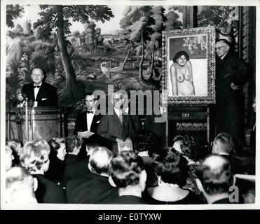 Ottobre 10, 1960 - La notte scorsa è stata la notte di Picasso a Sotheby'S venti nove foto venduto per &pound;227,400. - I ricchi e famosi di Londra sembrava essere tra la folla che ha partecipato alla vendita di 51 dipinti moderni e disegni da Sotheby's, London auctioneers, la notte scorsa. Tra le immagini intessuta 29 Picasso del quale sono stati venduti per &pound;227,400. La foto mostra: Picasso del dipinto del ''LA GOMMEUSE'' uno di raccolta che è stato venduto per &pound;30.000 da Sotheby's la scorsa notte. Foto Stock