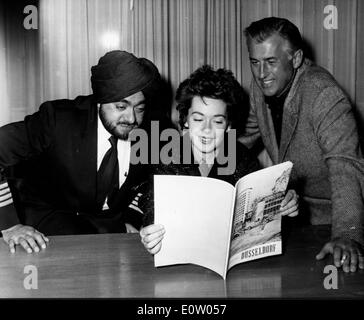 Attore Stewart Granger libro di lettura con gli amici Foto Stock