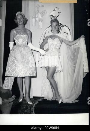 Ottobre 10, 1960 - Un esclusivo fashion show.: era detenuto da casa Oestergaard e Trionfo a Monaco di Baviera. Essi hanno mostrato che il nuovo internatonal stile di moda per autunno e inverno non solo in abiti ma anche nelle cosiddette "primo abito'', il corselet. La foto mostra il modello Oestergaard ''Der Reigen '' (il ballo rotondo), un abito da cocktail di silki puro; accanto ad essa un wai corselet in principessa stile con il titolo '"' improvvisata Foto Stock