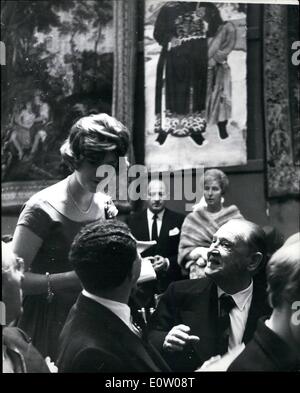 Ottobre 10, 1960 - La notte scorsa è stata la notte di Picasso a Sotheby's Twenty-Nine foto sono state vendute per &227, 400: tutti i ricchi e famosi di Londra sembrava essere tra la folla che ha partecipato alla vendita di 51 dipinti moderni e disegni da Sotheby's, London banditori la scorsa notte. Tra le immagini sono state 29 Picasso del quale sono stati venduti lontano &227,400. La foto mostra il sig. Somerset Maugham comprare un cataloger durante la vendita la scorsa notte. Foto Stock