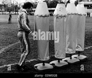 Franz Beckenbauer in un allenamento di calcio Foto Stock