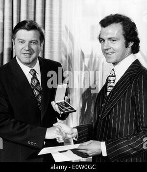 Franz Beckenbauer riceve un premio Foto Stock