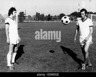 Franz Beckenbauer praticare il calcio con un compagno di squadra Foto Stock