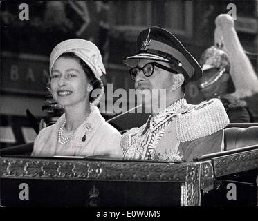 18 ottobre 1960 - Il re e la regina del Nepal arrivare per la visita di Stato: Re Mahendra e regina al Ratna del Nepal, sono stati accolti alla stazione Victoria da H.M. La regina e il Duca di Edimburgo, e altri membri della famiglia reale, quando sono arrivati per la loro visita di Stato in Gran Bretagna. La foto mostra il re Mahendra rigidi con la regina Elisabetta a Buckingham Palace, dopo il suo arrivo a Victoria. Foto Stock