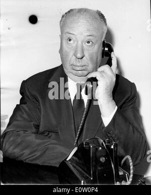 Film del regista Alfred Hitchcock parlando al telefono Foto Stock