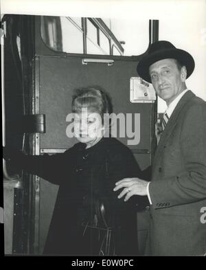 Nov. 01, 1960 - Basil Rathbone torna negli Stati Uniti.. British film star Basil Rathbone e sua moglie - scrittore Ouida sinistra Foto Stock