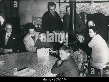 Nov. 11, 1960 - STATI UNITI Nuova First Lady ha ascendenza francese: la sig.ra Kennedy il cui nome da nubile è Jacqueline Bouvier, ha ascendenza francese. Il suo bisnonno, Michel Bouvier da Pont Saint-Esprit Centro (Francia) emigrato in America dove ha fatto una fortuna. La famiglia Bouvier, il suo francese discendenti vivono tuttora a Pont Saint Esprit dove hanno appreso che le loro Remote cugina americana come a diventare Stati Uniti prima signora. La foto mostra la famiglia Bouvier ascoltando la radio annunciando la restituisce delle elezioni americane. Foto Stock