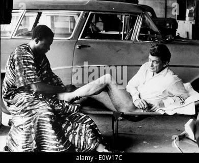 Attore Jean Marais ottenendo un massaggio ai piedi Foto Stock