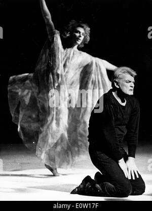 Attore Jean Marais sul palco con un ballerino durante una performance Foto Stock