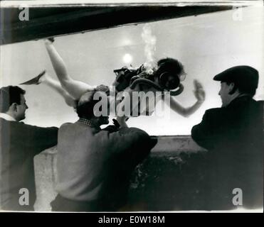 Nov. 11, 1960 - Nuovo Holborn Piscina Interna: Il nuovo Holborn piscina interna, che è stata costruita sul sito di Oasis in High Holborn, adiacente la famosa piscina all'aperto, apre il venerdì. La piscina interna è dotata di molte nuove funzionalità tra cui un 90ft. lungo il vetro divisorio scorrevole che in estate dà accesso alla piscina all'aperto e bagni di sole terrazze. La piscina ha anche un 30ft. lunga finestra underrwater per assistere gli istruttori di nuoto, ecc. La foto mostra: operai guarda un autorespiratore nuotatore al nuovo pool di ieri. Foto Stock