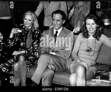 L'attrice Virna Lisi seduto con gli amici a una festa Foto Stock