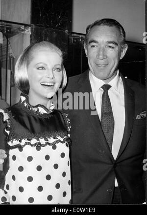 Gli attori Virna Lisi e Anthony Quinn premiere del film Foto Stock