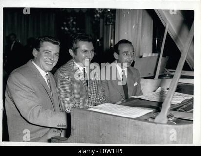 Nov. 11, 1960 - Registrazione di Stelle a varietà club la "Golden Disc' Pranzo. Molti inglesi e americani la registrazione stelle frequentato odierna varietà Club annuale "Golden Dic' pranzo presso il Dorchester Hotel. Keystone Foto Mostra: raffigurato su un pianoforte presso il pranzo di oggi sono (L a R): pianista compositore, Russ Conway, American Liberace pianista e compositore conduttore, Stanley Black. Foto Stock