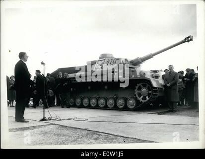 Nov. 11, 1960 - i tedeschi ottengono il loro Panzer Serbatoio: un tedesco serbatoio Panzer catturato nel Deserto Occidentale da Rommel's Affrika è stato restituito ai tedeschi in occasione di una cerimonia che si terrà a Bovington Camp in Dorset oggi. Essa è stata ricevuta dall'Ambasciatore tedesco a Londra, Herr Hans Von Herwarth, per il nuovo esercito tedesco. La presentazione è stata fatta da dal presidente della Fondazione del Museo del serbatoio a Bovington generale Sir Richard McCreery.,un ex Western Desert Commander. Mostra fotografica di Herr Hans Von Herwarth, ambasciatore tedesco, fa un discorso dopo la consegna cerimonia al Bovington oggi. Foto Stock