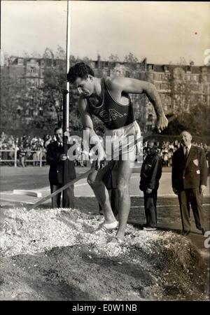 03 ottobre 1960 - Don Bragg ''corregge'' il terreno e salta 4M. 60: Don Bragg, campione olimpico e detentore del record mondiale pole vault, è stata la grande attrazione dell'incontro atletico 'giorno della memoria' tenutosi a Jean Bouin Staium, Parigi, ieri non riuscendo nel suo primo tentativo di raggiungere la 4M. 60 mark   tenere una spata, livellò il terreno 'di 'regiving'' e raggiunse l'altezza a cui mirava. Foto Stock