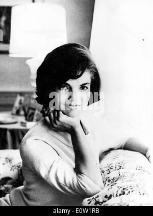 Ritratto di First Lady Jackie Kennedy seduta sul divano Foto Stock