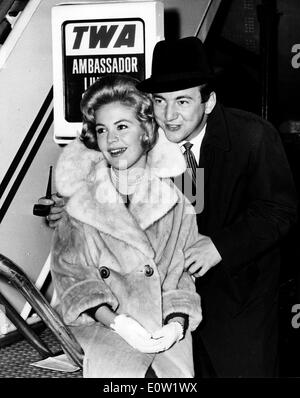 Dic. 01, 1960 - Hollywood, California, Stati Uniti - Sposi Novelli Bobby Darin e SANDRA DEE sono accese sul loro arrivo qui la notte scorsa via TWA Superjet da la a seguito di una breve luna di miele. L'attrice Sandra Dee, la bionda bellezza che ha attirato un grande pubblico di teenager negli anni sessanta con film come "Gidget' e 'Tammy e il Medico' e aveva un ha messo in evidenza il matrimonio con la cantante pop Bobby Darin, morì il 20 febbraio 2005 a Los Angeles. Ella era 62. Foto Stock