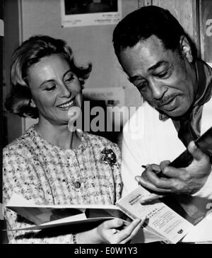 Musicista jazz Duke Ellington in possesso di un libro con Michele Morgan Foto Stock