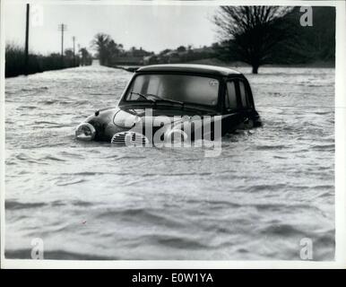 Il 12 Dic. 1960 - Le inondazioni continuano a Shrewsbury... Auto abbandonate: Sherewsbury, Shropshire - è stato uno dei più colpiti in luoghi recenti inondazioni - che sparsi in vaste aree della campagna - che è diffusa in vaste aree della campagna. Il livello del fiume Severn era salito a 18ft 9 in. e centinaia di famiglie sono state fregata nelle loro camere al piano di sopra. La foto mostra un auto abbandonate nelle acque di esondazione del fiume traboccante Severn - vicino a Poolquay - Shrewsbury - durante l'altezza delle inondazioni. Foto Stock