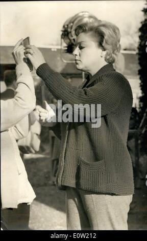 Il 12 Dic. 1960 - Simone Signoret torna al cinema francese Simone Signoret, Yves Montand la moglie, la famosa attrice francese, è il protagonista di un film francese per la prima volta in cinque anni. La pellicola (''Les Mauvais coups") è basata su Roger Vailland della storia che si è aggiudicato il Premio Goncourt. OPS:Simone Signoret controlli il make up in uno specchio mentre si attende per il tiro per iniziare. Foto Stock