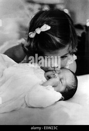 Caroline Kennedy bacia il fratellino John Fitzgerald Kennedy, Jr. sulla testa Foto Stock