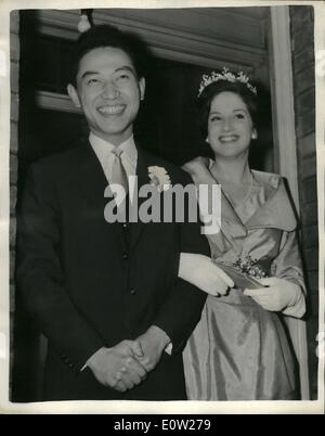 Il 12 Dic. 1960 - Yehudi Menuhin della figlia sposa il pianista cinese:il matrimonio ha avuto luogo questa mattina a Hampated Register office venti anni Menuhin Zamipa figlia del famoso violinista Yehudi Menuhin e ventisei anni di Mr.Foult'songs fuggiti dalla Cina comunista per il bagnato due anni fa per guadagnare fama come un pianista. La foto mostra la sposa e lo Sposo dopo il matrimonio di questa mattina. Foto Stock