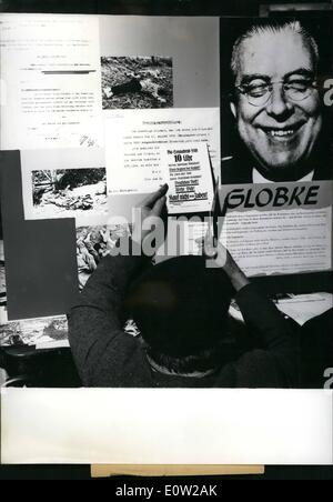 Febbraio 02, 1961 - Documenti circa Globke confiscati. A Eichmann mostra con il sottotitolo "'Massa sotto il segno del sw Foto Stock