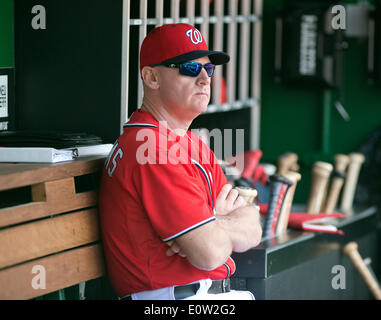 Washington cittadini gestore Matt Williams (9) orologi il pre-attività di gioco dalla panchina prima di una partita contro i New York Mets a cittadini Parco di Washington, DC domenica 18 maggio, 2014. Credito: Ron Sachs/CNP (restrizione: NO New York o New Jersey o giornali quotidiani nel raggio di 75 miglia da New York City) /dpa - Nessun servizio di filo- Foto Stock