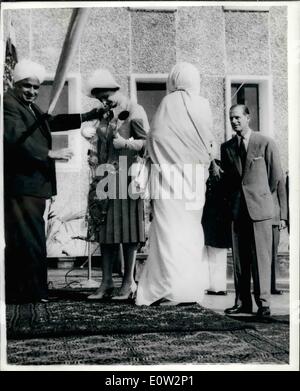 Gen 01, 1961 - Royal Tour indiano. Una ghirlanda di fiori per la regina: la foto mostra una ghirlanda di fiori per la regina come lei è arrivata all'apertura del Collegio di edifici del All-India insediamento medievale di scienza in New Delhi. La Ghirlanda è stata presentata dal sig. Tirath Ram (sinistra) il contraente che ha costruito l'istituto edifici, il duca appare sulla destra. Foto Stock