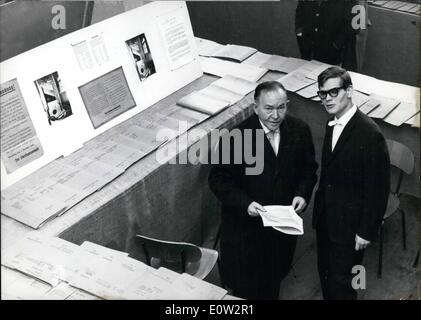 Febbraio 02, 1961 - Crown-Witness in Eichmann trial visitato documento mostra a Monaco di Baviera: Il Centro di politica degli studenti in gruppi Foto Stock