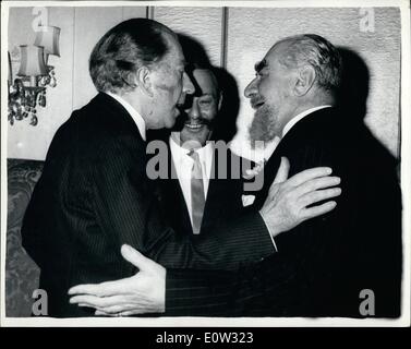 Maggio 05, 1961 - Paul Getty è ospite d'onore di Foyles Pranzo. Il miliardario americano, il sig. Paul Getty, era ospite d onore all'odierna Foyles pranzo letterario, svoltasi presso il Dorchester Hotel. per contrassegnare la pubblicazione della sua biografia, ''J.Paul Getty'' - il più ricco American'' da British autore Rallh Hewins. Ha fatto il suo primo discorso pubblico a pranzo. La foto mostra due tra le più ricche al mondo l uomo si impegnano a chiudere la conversazione a pranzo. Essi sono il Sig. Nubar Gulbenkian (a destra) e il sig. Paul Getty. Foto Stock