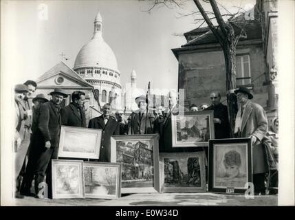 Mar 03, 1961 - pittori di Montmartre presentano: la mostra dei pittori Montmaretre aperto nella Place Du Tertrem vicino alla famosa chiesa del Sacro Cuore, questa mattina. Mostra fotografica di artisti che posano con i loro dipinti sulla sinistra una foto di Brigitte Bardot. Foto Stock