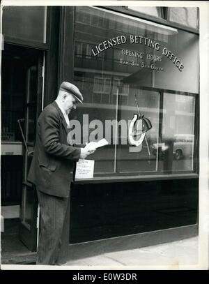 05 maggio 1961 - Primo scommesse legali shop aperto a Londra: Brisk business è stato condotto ieri primo giorno delle scommesse legali Foto Stock