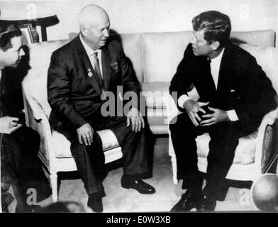 Nikita Khrushchev e del presidente Kennedy nel corso di una riunione Foto Stock