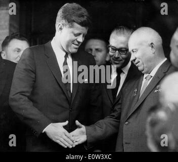 Il presidente Kennedy scuote le mani con Nikita Khrushchev Foto Stock