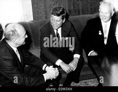 Presidente Kennedy, Nikita Khrushchev e Dean Rusk Foto Stock