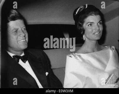 Il presidente Kennedy e Jackie giro in auto Foto Stock