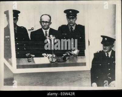 Apr. 04, 1961 - Apertura di Adolf Eichmann trial in Gerusalemme. Caricato con omicidi di massa degli ebrei: la versione di prova ha aperto questa mattina a Gerusalemme di Adolf Eichmann ex Nazi S.S. Il colonnello sulle cariche di mann uccisione di milioni di ebrei nei campi di concentramento durante la guerra. La foto mostra ben custodito con un poliziotto su entrambi i lati di lui Adolf Eichmann visto nel suo speciale a prova di proiettile dock in apertura del suo processo di Gerusalemme questa mattina. Foto Stock