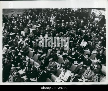 Apr. 04, 1961 - Versione di prova di Adolf Eichmann continua a Gerusalemme: la prova continua a Gerusalemme di Adolf Eichmann - ex-nazista S.S. Il colonnello - su oneri del mas assassinio di ebrei in campi di concentramento nazisti. dell'omicidio di massa di ebrei in campi di concentramento nazisti. La foto mostra vista generale che mostra gli astanti che ascoltano il procedimento - della prova. Foto Stock