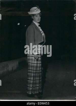 Apr. 04, 1961 - Jeanne Moreau come una tomaia dei primi anni venti. OPS famoso schermo francese attrice nel suo nuovo ruolo la rappresentazione di una tomaia dei primi anni venti nel film ''Jules e Jim'" ora in fase di realizzazione in una Parigi studio. Foto Stock