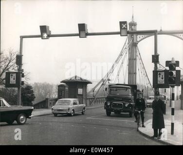 Apr. 04, 1961 - flusso di marea del sistema del traffico a Londra. In uno sforzo per alleviare la congestione del traffico a Londra, il ministro dei Trasporti, il Sig. Ernest Marples inaugura oggi ad una via di flusso di marea sistema mediante il quale il ponte Albert diventerà one-way a Londra durante la mattina ora di punta, e l unico modo per uscire la sera il sistema è controllato da un automatico di segnali elettrici. La foto mostra il normale lavoro di traffico in funzionamento sul ponte, si nota il segno di overhead che mostra come freccia e una croce e le due vie segni del traffico in corrispondenza di entrambi i lati. Foto Stock