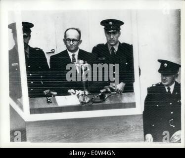 Apr. 04, 1961 - Apertura di Adolf Eichmann trail - a Gerusalemme. opportunità con omicidi di massa degli ebrei. La versione di prova ha aperto la mattina a Gerusalemme di Adolf elchmanh- ex Nazi s.s.il colonnello - su oneri di Mann uccisione di milioni di ebrei in concentrazione campe durante la guerra. foto mostra ben custodito con un poliziotto su entrambi i lati della casa - Adolf Eichmann visto nel suo speciale a prova di proiettile dook - in apertura della sua prova di Gerusalemme questa mattina. Foto Stock