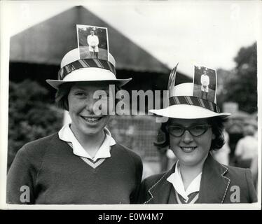 Giugno 06, 1961 - Wimbledon Tennis Championships - Secondo giorno. Hero culto.: mostra fotografica di due giovani ragazze della scuola visto all'arrivo a Wimbledon questo pomeriggio - per la seconda giornata dei Campionati. Essi hanno i loro cappelli decorati con fotografie del loro eroe di Tennis - Mike Sangster - British Davis Cup player. Foto Stock