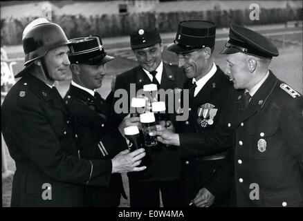 Giugno 06, 1961 - Un amichevole ''l'Europa birra'' in azione estinguente: il miglior successo di estinzione alla Giornata Internazionale dei vigili del fuoco in BadeGodesberg (25-6-61) aveva dopo lunghe dimostrazioni ed esercitazioni una buona birra fredda. ''L'estinzione" con essa la loro sete sono qui (da sinistra a destra) per i vigili del fuoco di Olanda, Francia, Australia, il Lussemburgo e la Germania. - I vigili del fuoco di 15 nazioni hanno preso parte alla XXIII Giornata tedesca di vigili del fuoco sotto il motto " Il vigile del fuoco - helper dell'umanità" Foto Stock