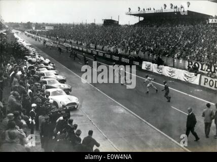 Giugno 06, 1961 - Le Mans 24 ore di gara Endurance. La foto mostra al segnale di partenza i corridori Rush verso le loro auto? La 24 Ore di gara Endurance sta per iniziare. Foto Stock